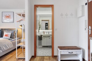 Tabla de planchar con plancha, wifi, ropa de cama