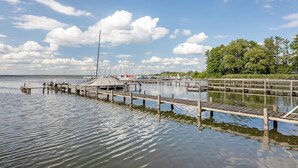 A marina with boats docked, wooden walkways, and a clear sky. - Apartment in the 'Krabbenkiste' Hotel with Sea View, Shared Garden, and Wi-Fi (Wunstorf)