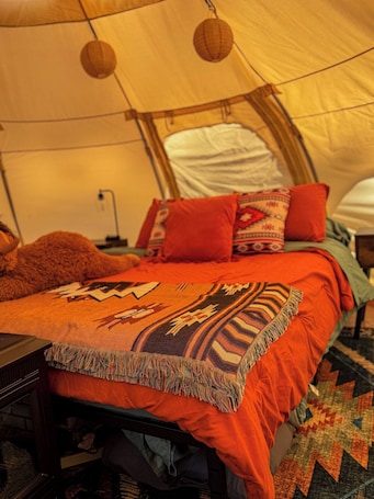 1 bedroom, WiFi, bed sheets. Moo-Tel Yurt