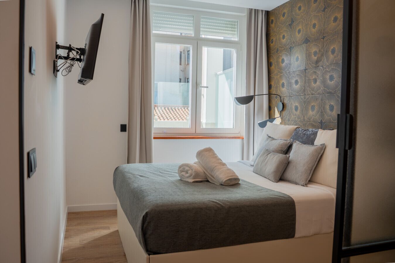 Iron/ironing board, WiFi, bed sheets