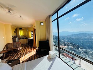 Studio Standar, dapur kecil, pemandangan gunung