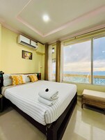 Suite estudio familiar, balcón, vistas a la montaña | Minibar, cortinas opacas, tabla de planchar con plancha y wifi gratis