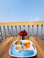 Desayuno con opciones de la cocina local incluido todos los días