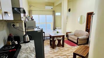 Deluxe Studio, Balcony, Mountain View | Interior