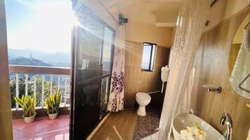 Deluxe Double Room, Balcony, City View | Bathroom