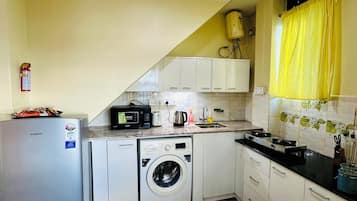 Standard Studio, Kitchenette, Mountain View | Private kitchen