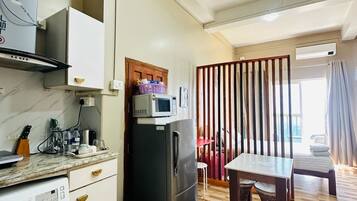 Deluxe Studio, Balcony, Mountain View | Living area