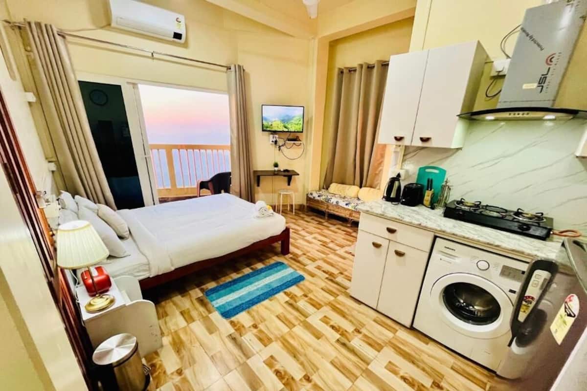 Studio Deluks, balkon, pemandangan gunung