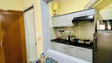 Family Studio Suite, Balcony, Mountain View | Private kitchen