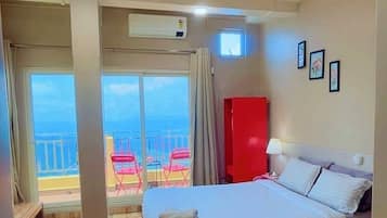 Panoramic-Doppelzimmer, Terrasse, Bergblick | Minibar, Schreibtisch, Verdunkelungsvorhänge, Bügeleisen/Bügelbrett