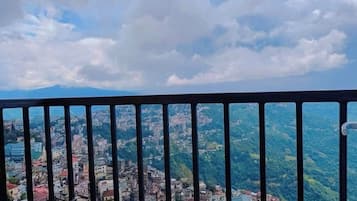 Deluxe-Doppelzimmer, Balkon, Bergblick | Terrasse/Patio