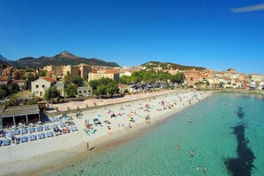 Beach - Modern 3-Guest Apartment in L'Ile Rousse (L'Ile Rousse)