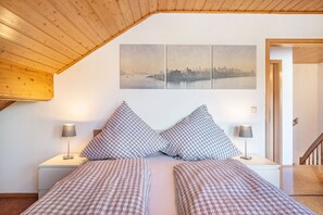 Een strijkplank/strijkijzer, beddengoed