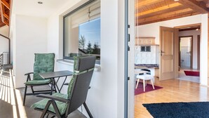 A modern interior with a dining area, a kitchen, and a view of the outdoors. - Semi-detached House Christa with Parking, Terrace, Private Garden and Balcony (Schonach im Schwarzwald)