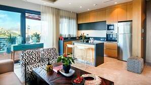 Een moderne keuken met een bar, een eethoek en uitzicht op de omgeving.