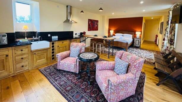Een modern interieur met keuken, eethoek en slaapkamer.