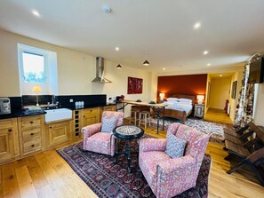 Un intérieur moderne comprenant une cuisine, un coin repas et une chambre.