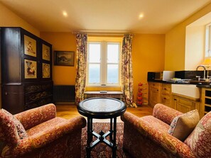 TV - Black Isle Bar Apartment in Fort William Town Centre (Fort William)