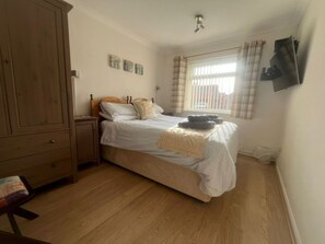 WiFi, bed sheets - Harpers - sleeps 6 guests  in 3 bedrooms (Burnham Market)