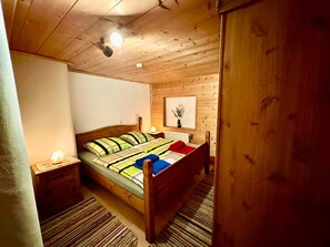 Iron/ironing board, WiFi, bed sheets - Suite Sinja: Holiday Apartment with Mountain View, Private Terrace, and Wi-Fi (Hausham)