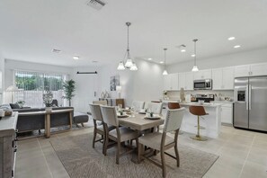 Dining - Sunshine Getaway in Heart of Kissimmee (Kissimmee)
