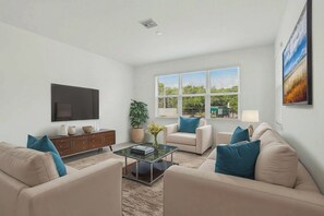 Living area - Sunshine Getaway in Heart of Kissimmee (Kissimmee)