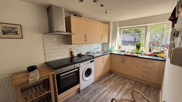 Fridge, oven, stovetop, electric kettle