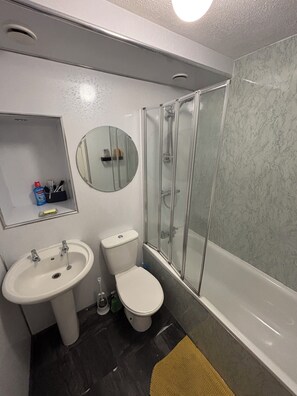 Toallas, jabón, papel de baño 