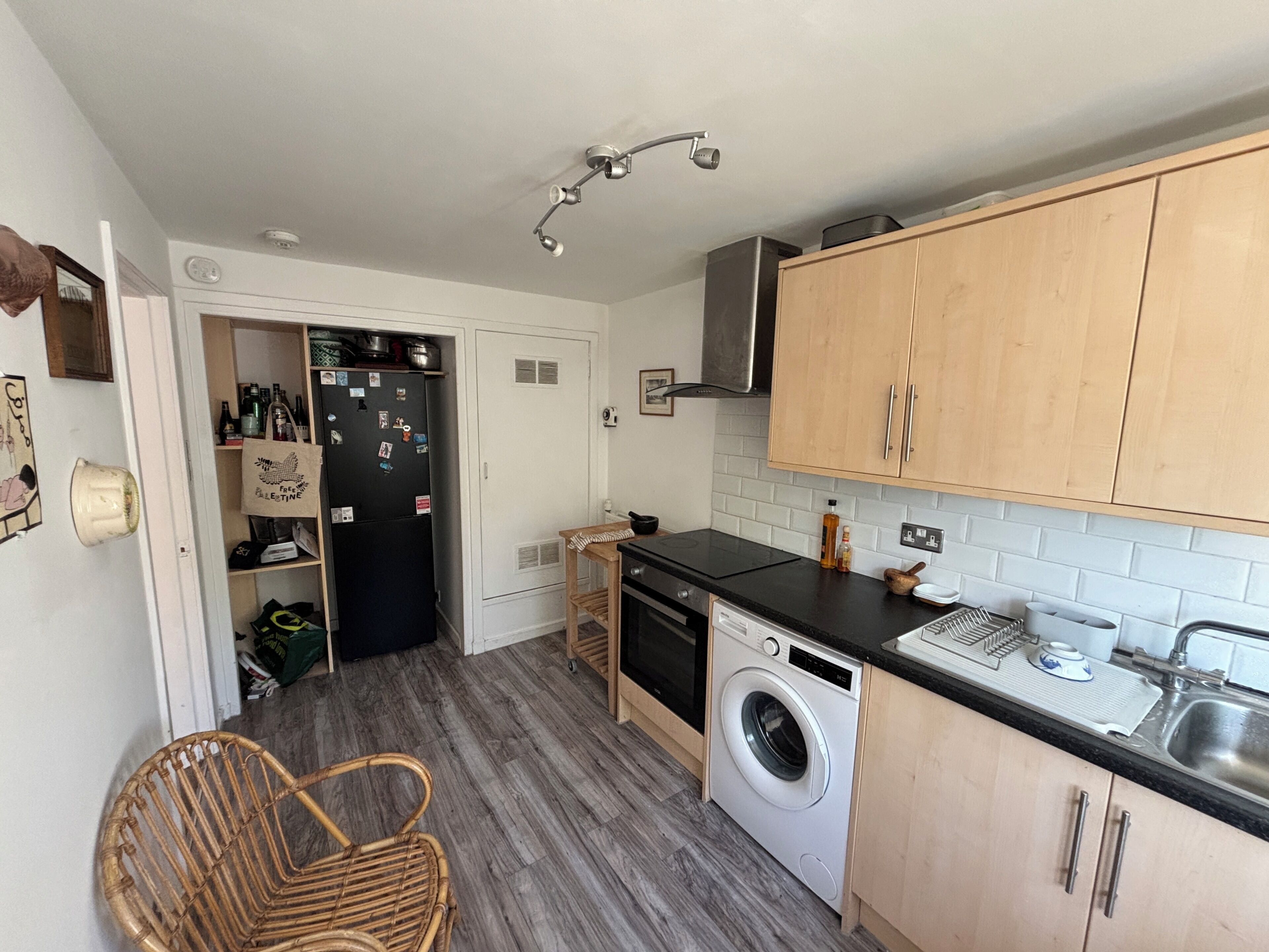 Fridge, oven, stovetop, electric kettle