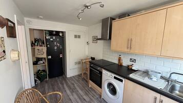 Fridge, oven, stovetop, electric kettle