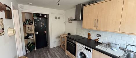 Fridge, oven, stovetop, electric kettle