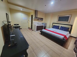 Deluxe Double Room | Free WiFi - Poblacion Suites by SMS Hospitality (Makati)