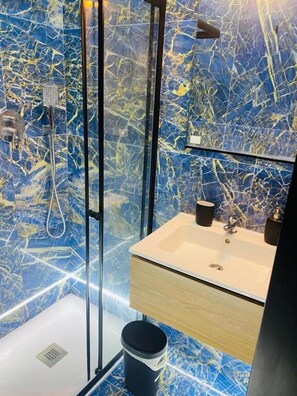 Shower, hair dryer, towels, soap - Milano underground (Milan)