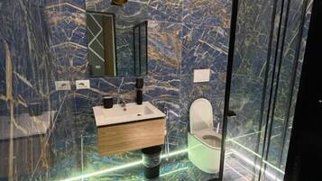 Doppia Deluxe | Bagno | Doccia, asciugacapelli, asciugamani, sapone