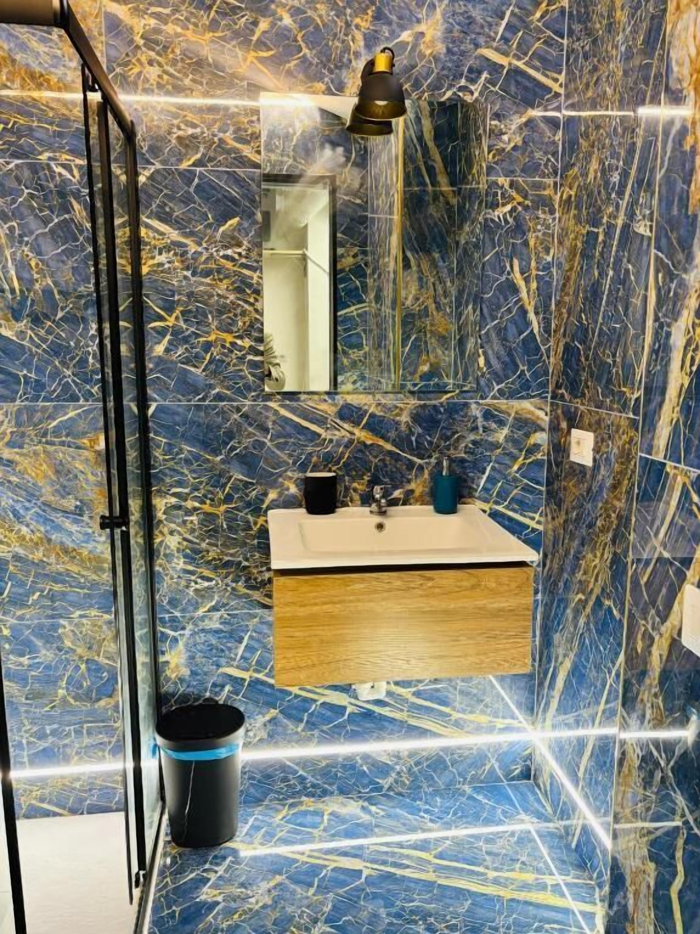 Deluxe-Doppelzimmer | Badezimmer | Dusche, Haartrockner, Handtücher, Seife
