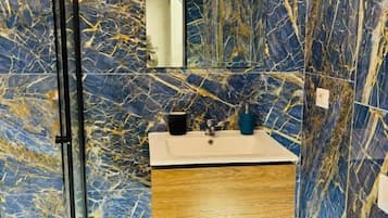 Deluxe-Doppelzimmer | Badezimmer | Dusche, Haartrockner, Handtücher, Seife