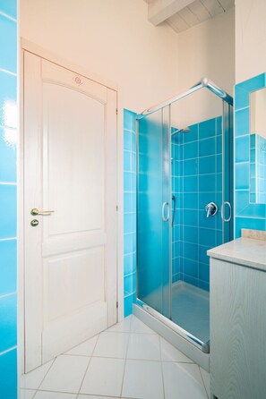 Doccia, asciugacapelli, bidet, asciugamani