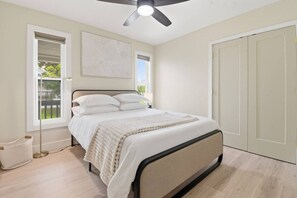 Desk, iron/ironing board, travel cot, WiFi - Pool home min. to Downtown St Pete & Beaches (St. Petersburg)