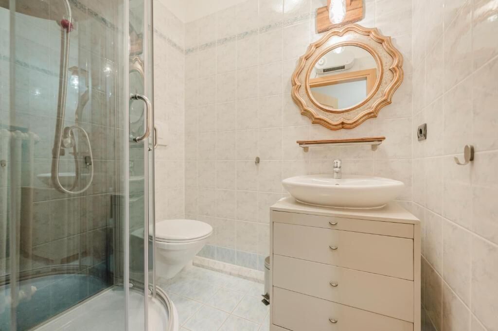 Deluxe Apartment, Courtyard View | Bathroom | Bathtub, free toiletries, hair dryer, bidet
