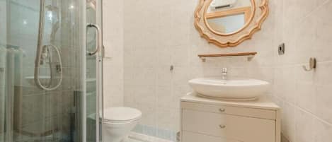Deluxe Apartment, Courtyard View | Bathroom | Bathtub, free toiletries, hair dryer, bidet