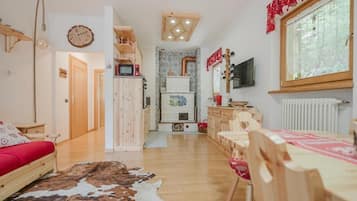 Departamento Deluxe, vista al patio | Área de sala de estar