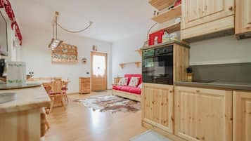 Deluxe Apartment, Courtyard View | Private kitchen | Fridge, microwave, oven, stovetop