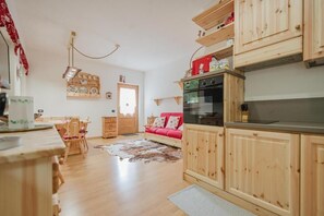 Deluxe Apartment, Courtyard View | Private kitchen | Fridge, microwave, oven, stovetop - I Folli di Alleghe Apartment - Parking (Caprile)