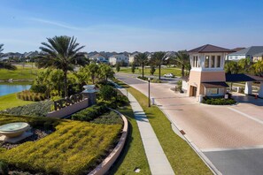 A resort with a well-maintained lawn, a pond, and a gazebo. - 6BR house sleeps 16 with private pool (Kissimmee)