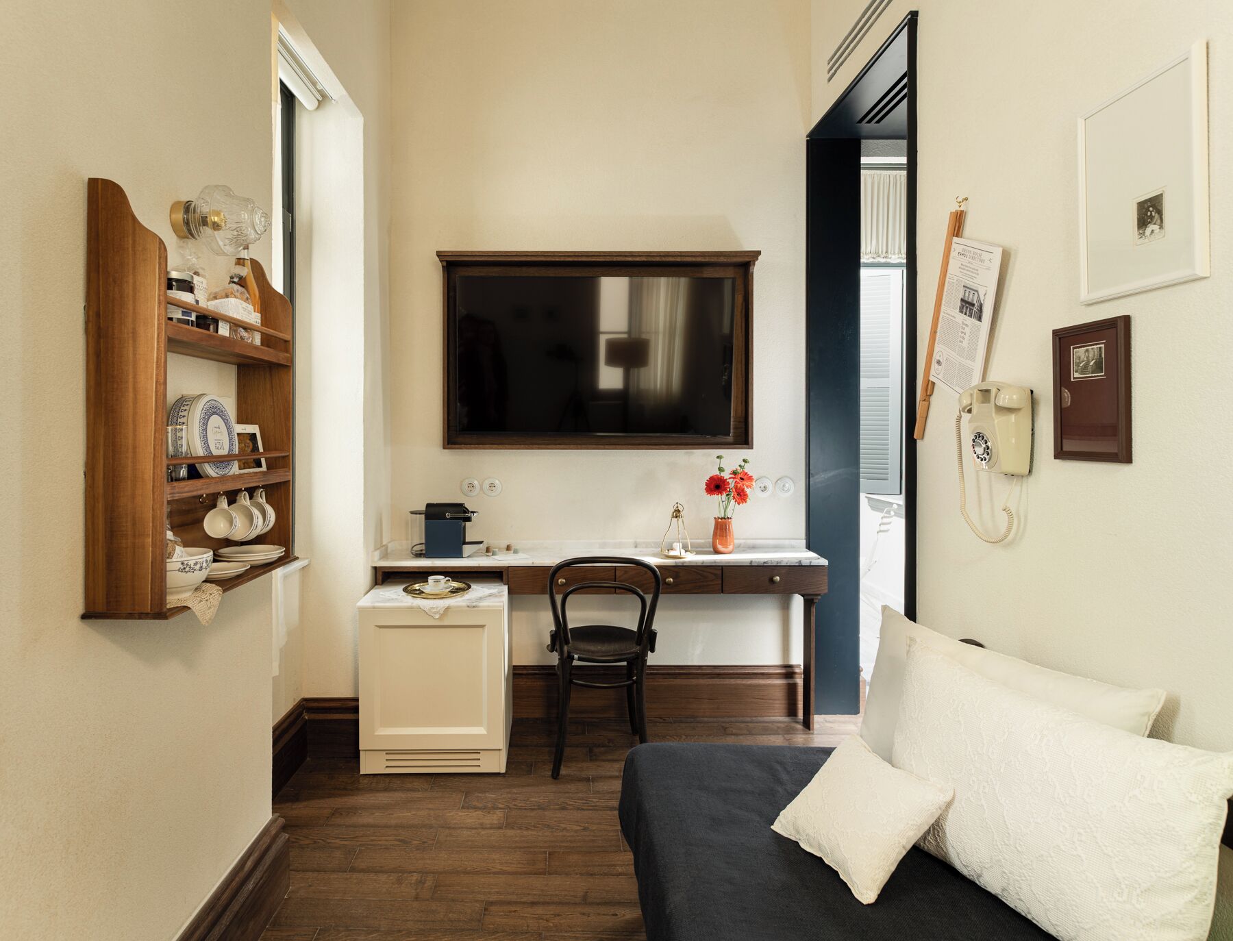 LARGE | Living area