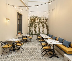 Outdoor dining - Ergon House Ermou (Athens)