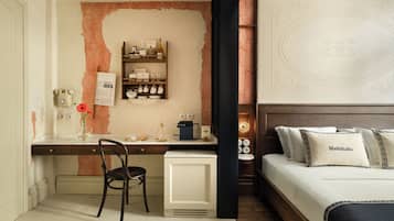Minibar, coffre-fort pour ordinateur portable, système d’insonorisation