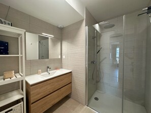 Shower, hair dryer, towels, toilet paper - Spacious and elegant T4, city center (Vannes)