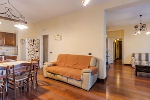 Apartamento clásico, balcón, vistas parciales al mar | Zona de estar