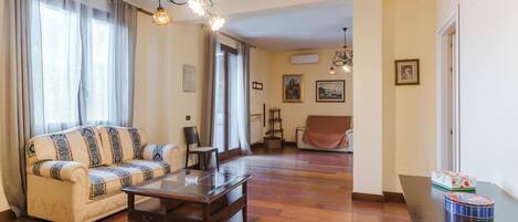 クラシック アパートメント バルコニー パーシャルシービュー | リビング エリア